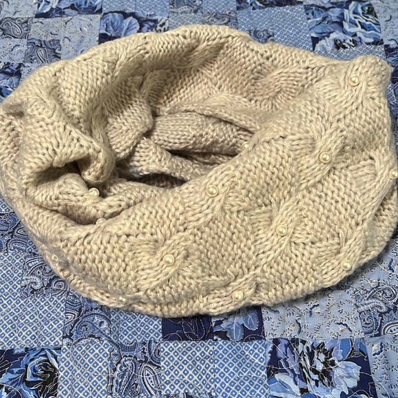Betsy Johnson funnel neck scarf. - Picture 2 of 3